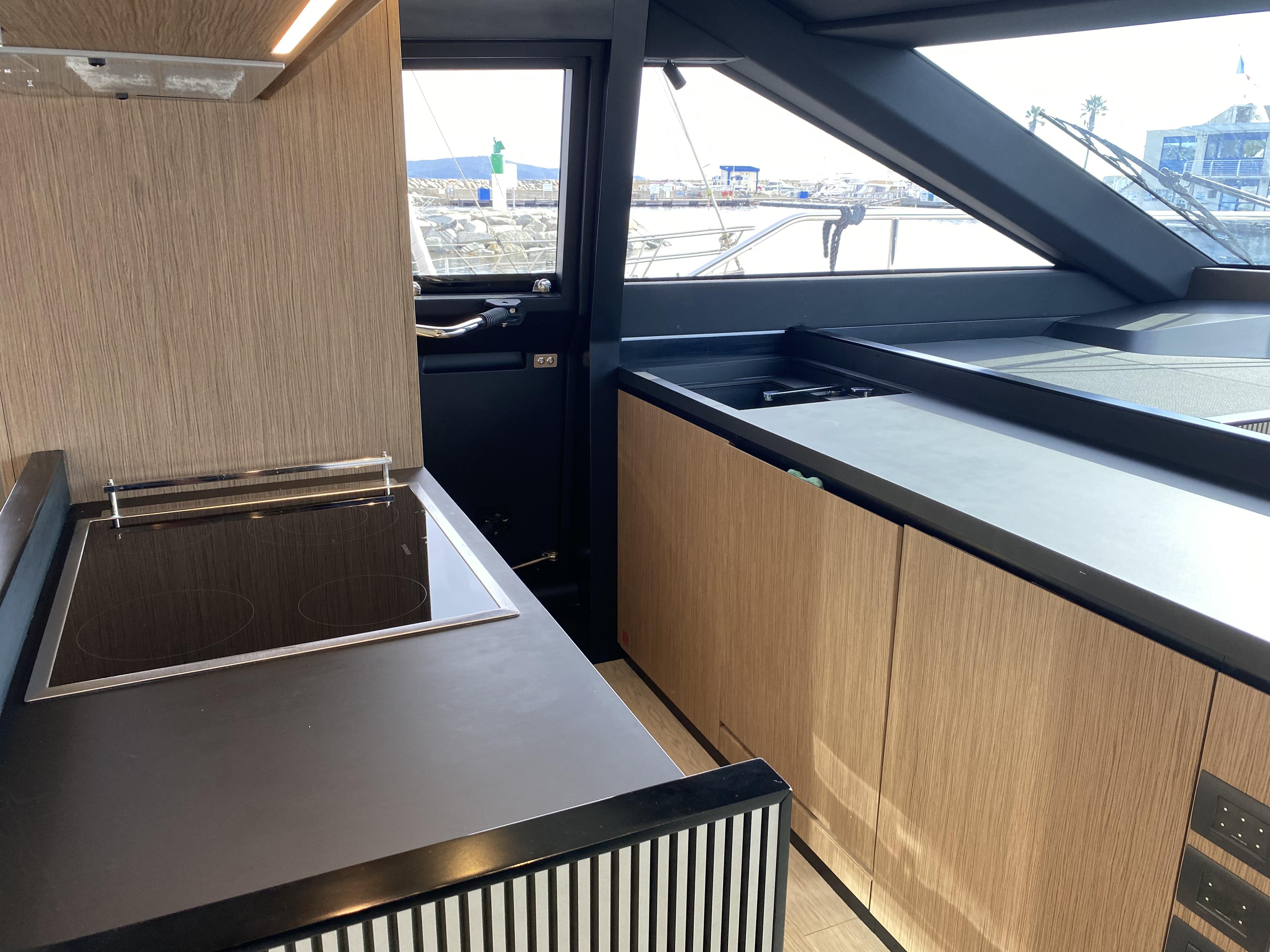 2022 FERRETTI YACHTS 720 